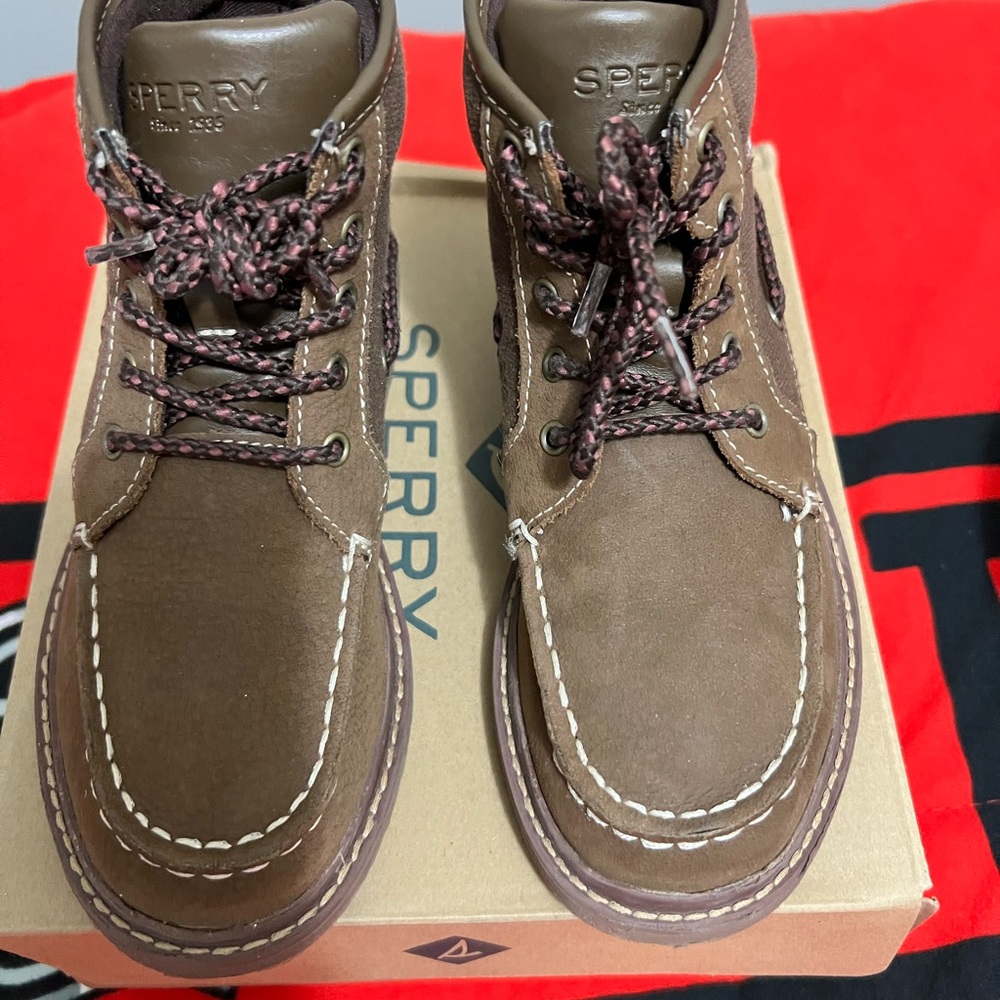 Boys size 1 Sperry Chocolate AO Twisted Lug Boots in pristine condition